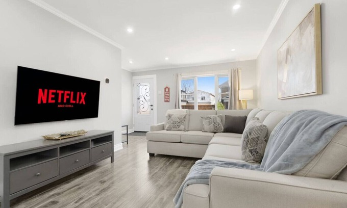 Niagara Falls House | Family Friendly 4BR and 6BD 4 Mins To Falls and Casino