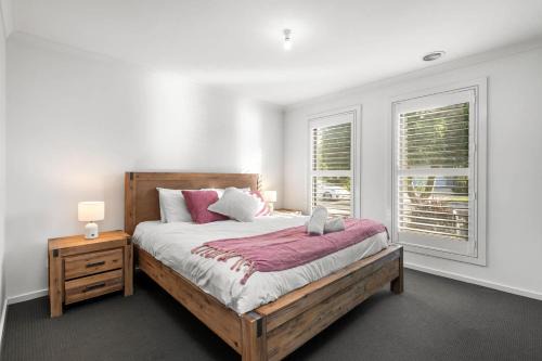 Grovedale House | Family-Friendly 4BR Mount Duneed Manor