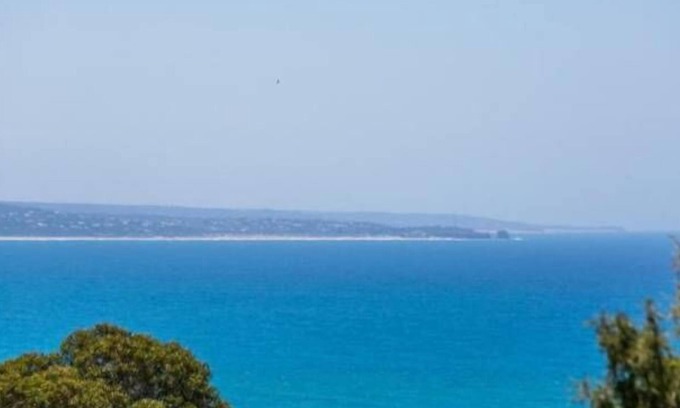 Lorne House | Family friendly beach house- WIFI, Foxtel, Netflix. Sleeps 8 guests 2 bathrooms