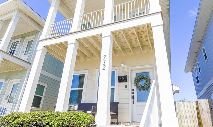 Downtown House | Family friendly Beach Home - Walk to Downtown