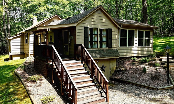 Ohiopyle Cottage | Family friendly, cozy cottage with hot tub in Ohiopyle!