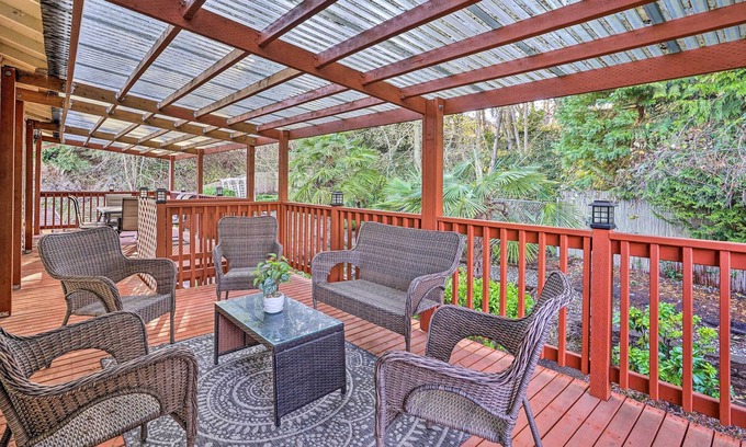 Everett House | Family-Friendly Everett Home Near Puget Sound