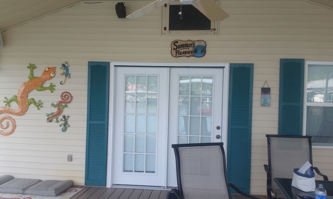 La Follette Cabin | "Family Friendly" floating cabin located in the harbor of Shanghai Marina