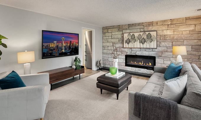 North City House | Family Friendly! Foodie kitchen w/central AC & big fenced yard. 12m to Seattle