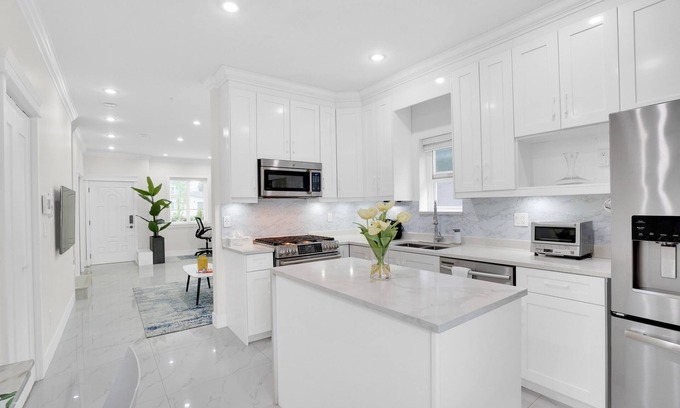East Side House | Family-Friendly Home with Backyard and BBQ. Central Location. Fully stocked
