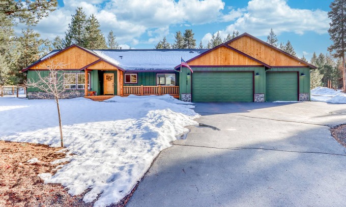 La Pine House | Family-Friendly Home & Guest House - Home Office, WiFi, Central AC & W/D