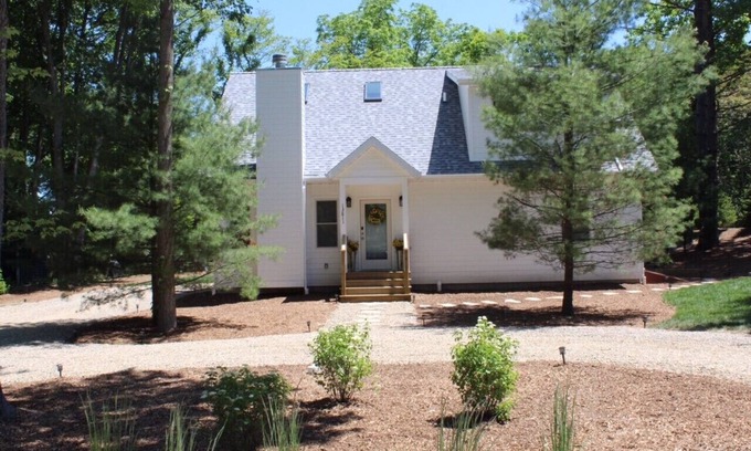 Harbert House | Family friendly home - Just a short walk to the beach!