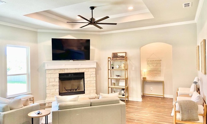 Graford House | Family-Friendly Home Near PK Lake & Rocker B with 2 Master Bedrooms & Bunk Room!