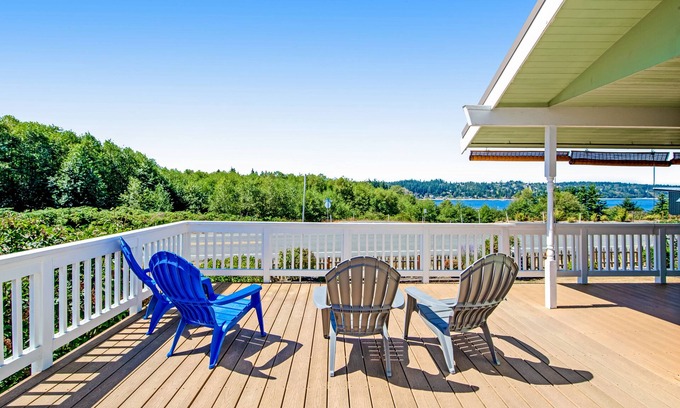 Freeland House | Family-Friendly Home with High-Speed WiFi, Water View, W/D, and Enclosed Yard