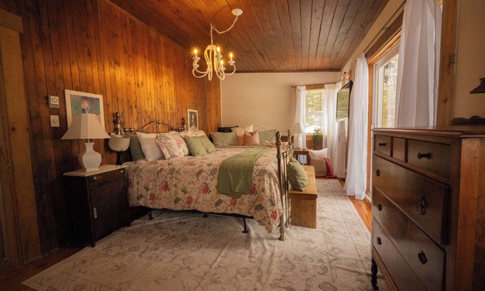 Chertsey Cabin | Family friendly lakefront cabin in charming Chertsey - spa & sauna