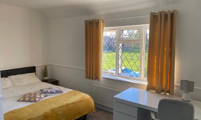 Alibon House | Family friendly large double room