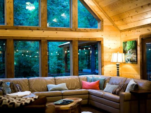 Broken Bow House | Family-Friendly Log Cabin near Beavers Bend State Park in Oklahoma's Ouachita Mountains