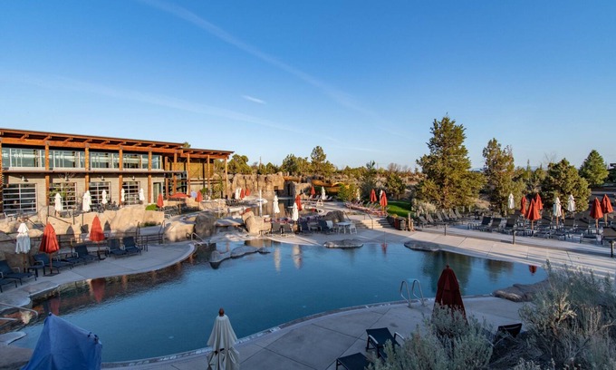 Powell Butte House | Family Friendly, luxurious cabin on the golf course