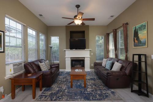 Southern Crossing House | Family Friendly - Minutes to Old Mill - Sleeps 6