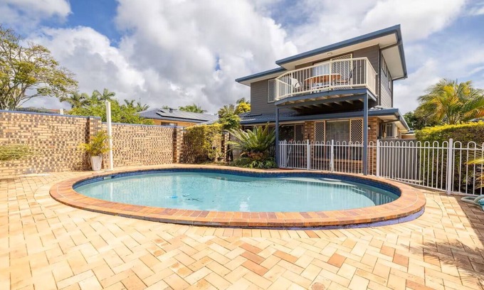 Ashmore House | Family-Friendly Oasis with Pool, Near Beaches & Theme Parks