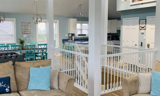 Waves House | Family-Friendly Oceanside Retreat Hot Tub Deck Sleeps 10