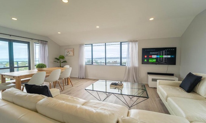 Northcote House | Family Friendly Oceanview Howick Home - Pets+