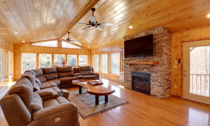 Wilburn Cabin | Family-Friendly Riverfront Manor on the Little Red