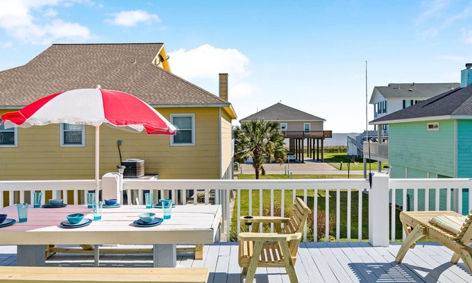 Crystal Beach House | Family Friendly ♥ Steps from Beach ⛱ Ocean Views
