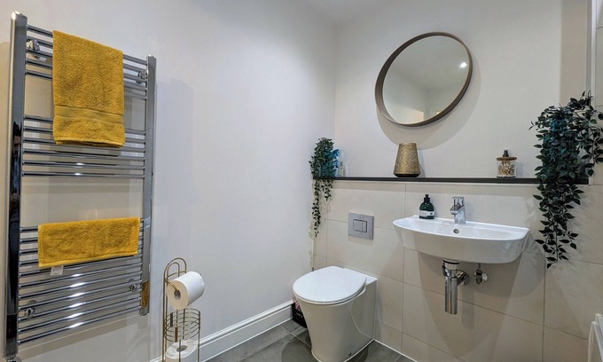 Epsom Apartment | Family Friendly Stay Near London | WiFi
