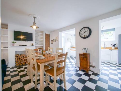 Dartmouth House | Family-friendly Townhouse With Views & Garden
