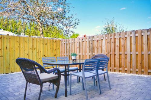 Golden Glades House | Family-Friendly Townhouse - Close to Beach