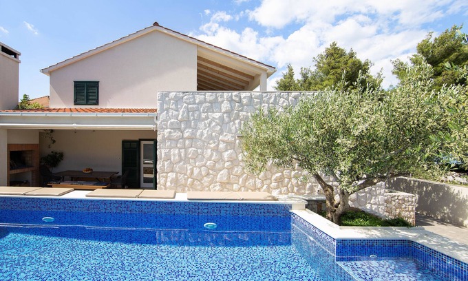 Slatine Villa | Family friendly villa next to the beach, close to Trogir and Split