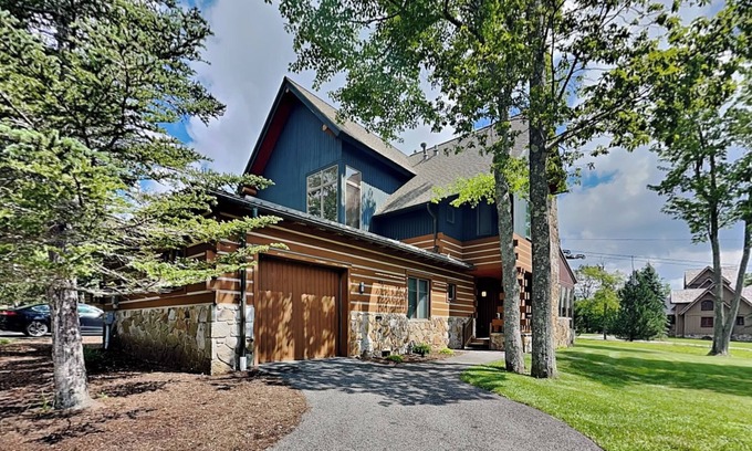 McHenry House | Family, Friends and Fun Times | Ski In/Ski Out, Pet Friendly
