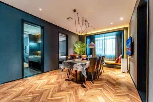 Beilin Apartment | Family & Friends Designer Suites -Near Xi'an Drum Tower and Yongning Gate -Free Laundry Luggage Storage -Freshly Ground Coffee -24H Front Desk -We speak English!