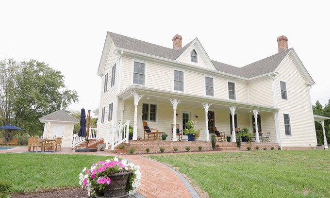 McDaniel House | Family & Friends Paradise – Pool, BBQ, & More!