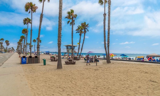 Townsite Condo | Family Fun Awaits: 2BR Condo w/Ocean Views & Resort Pool and Holiday Spirit!