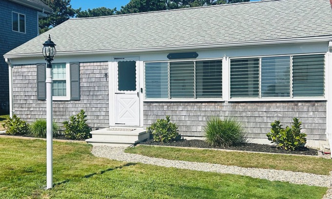 Dennis Port Cottage | Family Fun! Deeded beach access! Relax @Haigis Beach