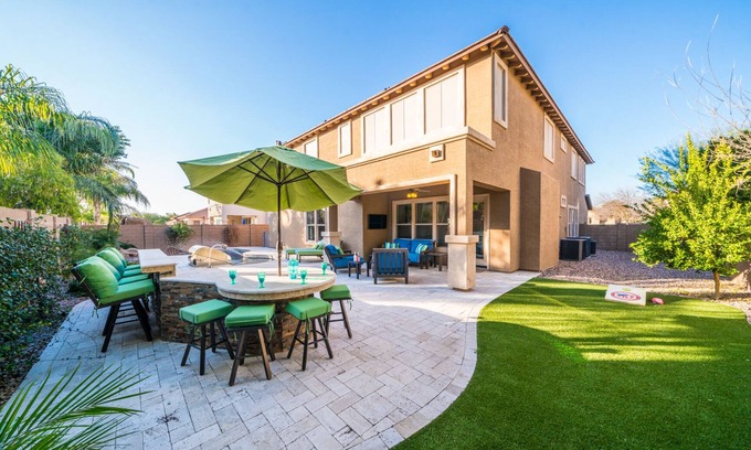 Vincenz House | FAMILY FUN EMPORIUM! Billiards, HEATED Pool, 2 Lofts! Sleeps 18 Adults
