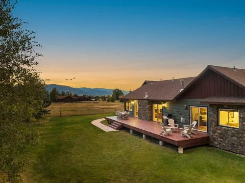 Victor House | Family Fun Fireplace & Huge Deck