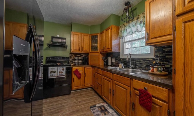 Vermilion House | Family Fun Getaway By Downtown Vermilion