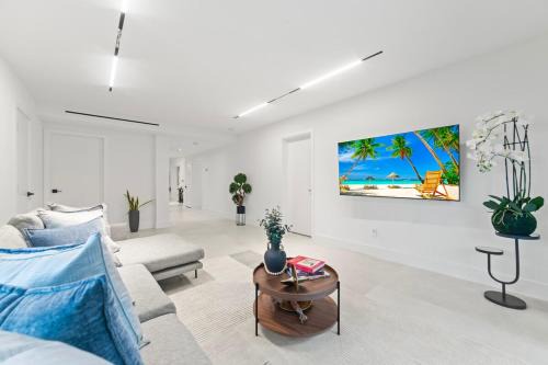 Miami Springs House | Family Fun Haven Pool, Mini Golf and More L78
