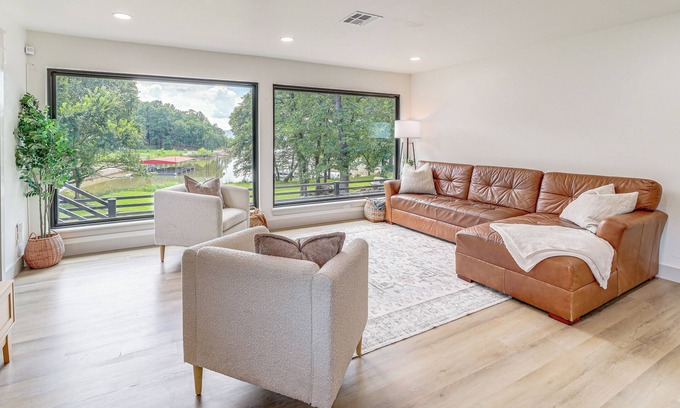 Hoyt House | Family Fun! Lake Eufaula Home w/Wraparound Deck