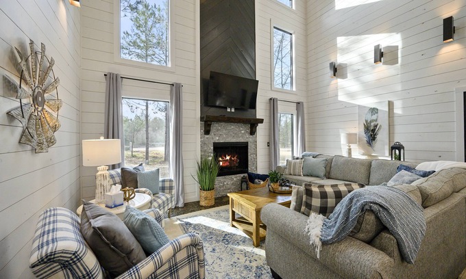 Hochatown Cabin | Family Fun! Private suites, garden games, fire pit & kids loft!