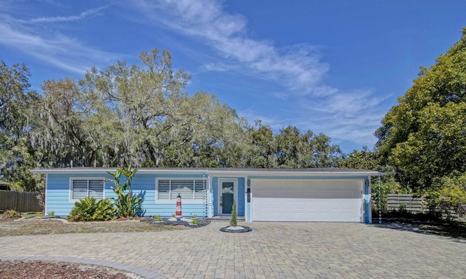 South Sarasota House | Family getaway 5 miles to Siesta Beach. Heated private Pool, bicycles.Sleep 10.