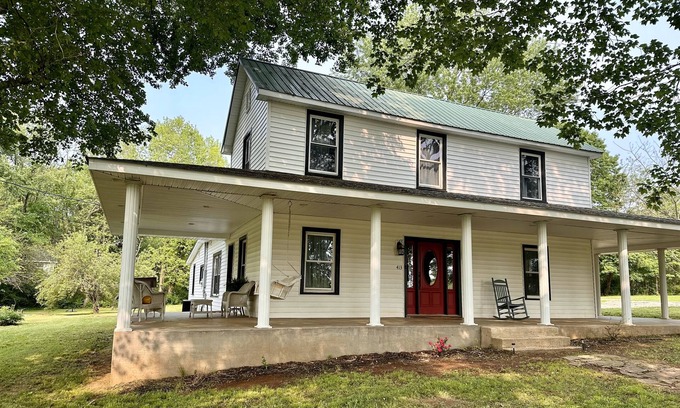 Caledonia House | Family getaway beautiful wraparound porch sleeps 13+ near hiking and state parks