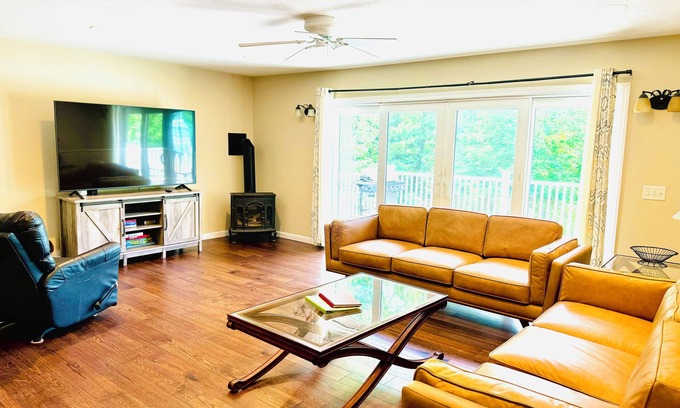 North Conway House | Family Getaway in N. Conway, Sleeps 16, AC, Hot Tub, Game Room, Pets Welcome