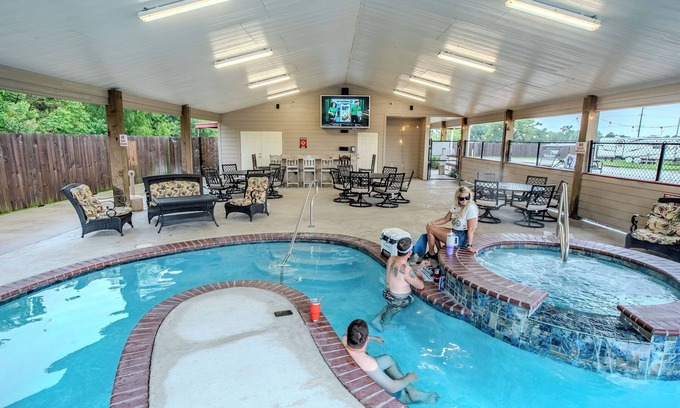 Carlyss House | Family Getaway: Pools, Fishing & More Near Big Lake Adventures