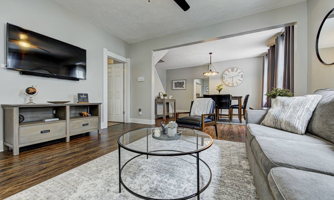 Fountain Square House | Family Getaway Queen Beds w/Large Porch