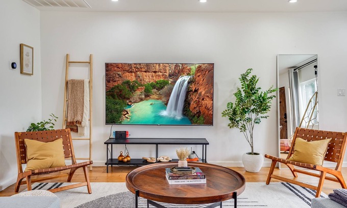 Mar Vista House | Family Getaway to LA Hot Spots, 4bd/3ba, A/C with W/D. Pets welcome!