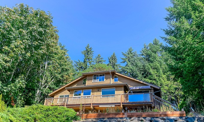 Gig Harbor House | Family getaway with private hot tub, fireplace, kayaks and W/D