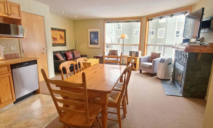 East Kootenay Condo | Family & Groups | 2 Q beds + 2 Twin | Portable AC