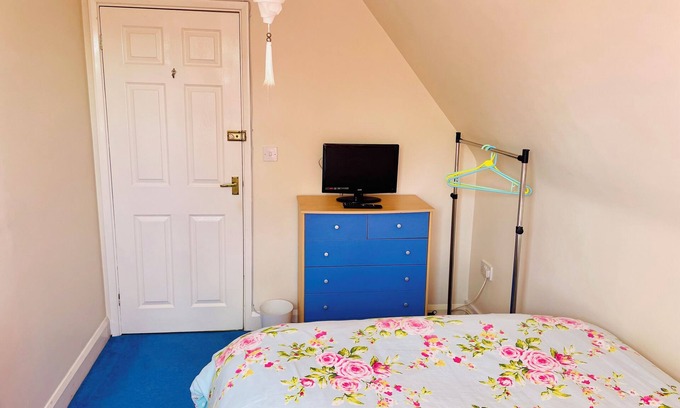 Staines House | Family guesthouse very close to Thorpe Park and Heathrow