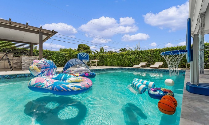 Pembroke Pines House | Family Haven, Modern heated Pool & Grill!