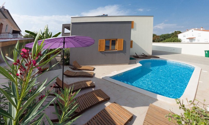 Valbandon Villa | Family holiday villa with jacuzzi and pool, 10 min from the beach