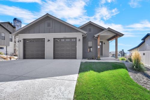 Wolf Creek House | Family Home in Eden w Hot Tub and Gym
